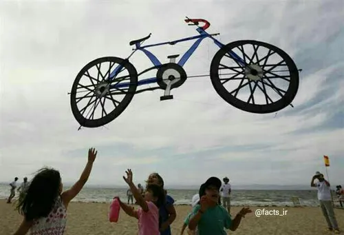بادبادکی به شکل دوچرخه در فستیوال بادبادک ها در لیسبون پر