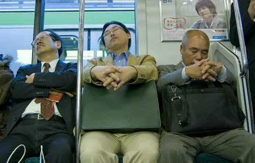 طبق تحقیقات،ژاپنی هاوهندی هابا متوسط ۶ساعت خواب،کم خواب ت