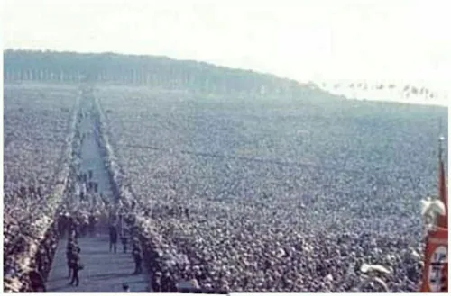 ‏یکی از بزرگترین تجمعات حزب نازی در اوج قدرت هیتلر که بعد