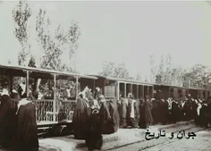 زنان در حال ورود به قطار شهری در دوره قاجار.