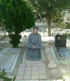 #تزئین متفاوت قبر یک#شهید/بهشت زهراقرار دادن بیلبورد تصوی