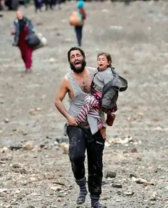 فرار مرد عراقی همراه دخترش از محدوده تحت کنترل داعش...