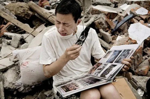 زلزله ی ویرانگر سیچوان چین. مردی بازمانده آلبوم خانوادگی 