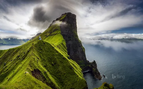 📎 Title: Kallur lighthouse on Kalsoy Island, Faroe Island
