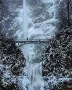 آبشار مولتنومه (به انگلیسی:Multnomah Falls) آبشاری است که