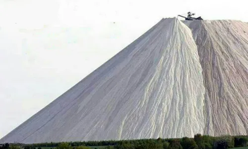 بزرگترین کوه نمک جهان،کوه نمک منطقه هرینگر آلمان میباشد ک