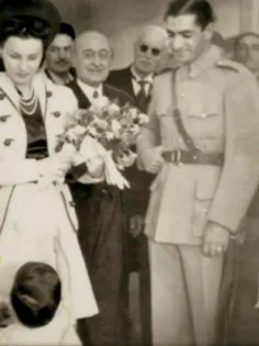 🔹بازدید محمدرضا پهلوی و فوزیه از یک یتیم خانه در تهران