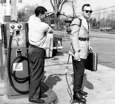 سوخت گیری یک اسکیت موتوری در سال ۱۹۶۱ میلادی ، امریکا