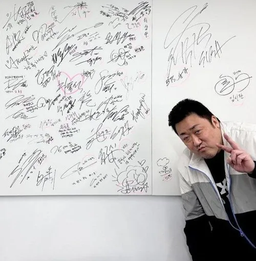 بازیگر "dong seok" به تازگی یک باشگاه بوکس باز کرده و امر