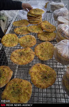 پختن نان کاکلی و یوخا با محصولات باغی استان