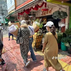 لیسا امروز به همراه مادرش در بازار تایلند دیده شده 🧸