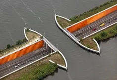 یک پل آبی عجیب در هلند.