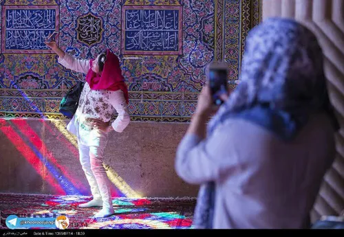 گردشگران خارجی در حال سلفی گرفتن با آثار تاریخی شیراز