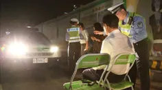 پلیس چین کسانی را که در خیابان ها با نور بالا حرکت می کنن