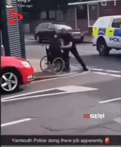 پلیس وحشی لندن در مقابل معلول ویلچر نشین