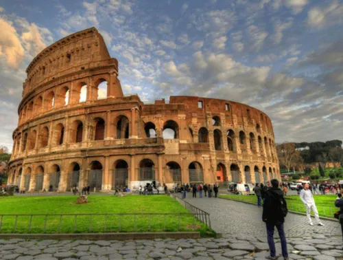 کولوسئوم،یک تماشاخانه بیضی وار در مرکز رم ایتالیا است این