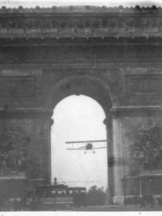 چارلز گادفروی در حال عبور دادن هواپیمای نئوپورت11 موسوم ب