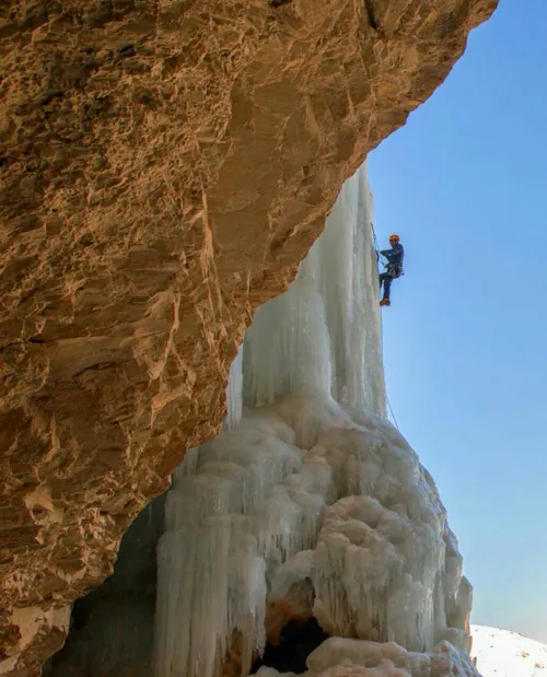 یخ نوردی بر روی آبشار خور جاده چالوس❄ ️😍