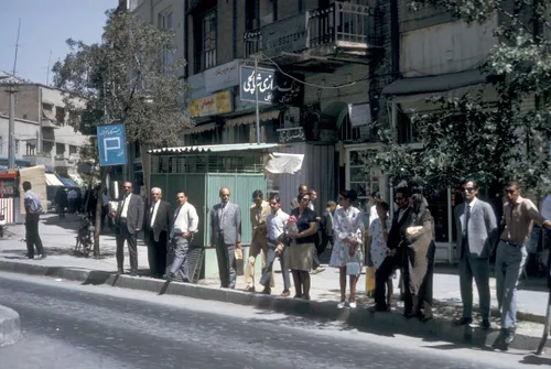 صف اتوبوس در تهرانِ نیم قرن قبل، عکس از هریسون فورمن
