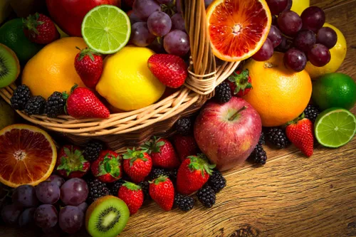 مجموعه میوه ترش شیرین توت فرنگی شاه کیوی سیب لیمو انگور پ