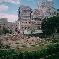 Photo by @alexkpotter - A Yemeni boy plays in the rubble 