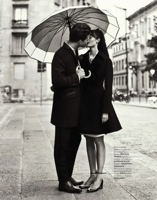 عکس قدیمی نوستالژیک بوسه در هوای بارانی