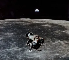 در این عکس سفینه ی فضایی آپولو ۱۱ حامل نیل آرمسترانگ و با