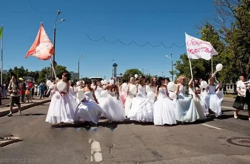 تصاویر راهپیمایی دختران با لباس عروس به خاطر بی شوهری. تص