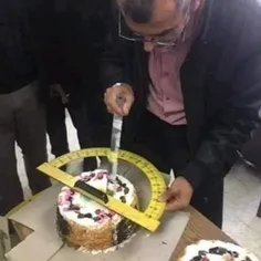 وقتی یه معلم ریاضی می‌خواد کیک تولد قاچ کنه! 😁