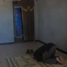 ویدیویی از اقامه نماز توسط شهید#حاج_قاسم سلیمانی در عملیا
