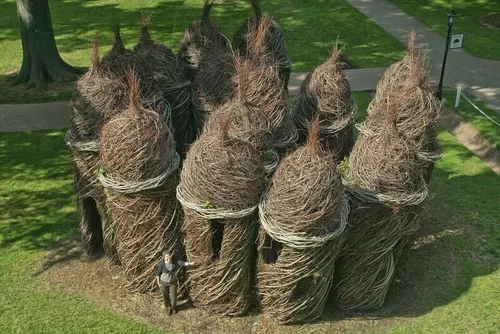 مجسمه هایی از شاخه های کوچک