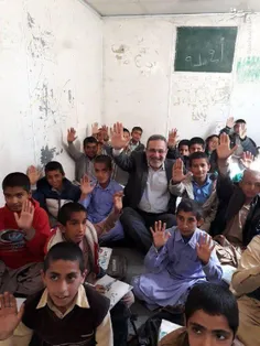 لبخند وزیر آموزش‌وپرورش در جمع دانش‌آموزان یکی از مدارس ر