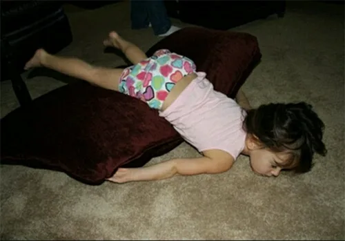 تصاویر بامزه از خوابیدن بچه ها در جا های غیرعادی 😆