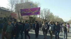 پلاکار دانش آموزان یزدی در مراسم استقبال از رییس جمهور