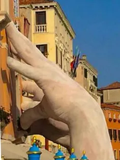 این دست های غول پیکر در کنار ساختمانی در " ونیز_ایتالیا "