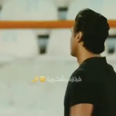 فرنازدرشت ریزا اون که میزد مشت میزد به میزاا 🤣😂😂