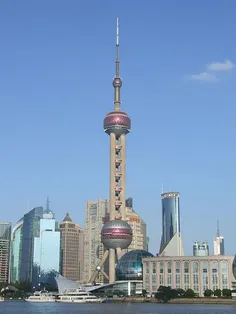 برج مروارید خاور در کنار رودخانه هوانگپو در شانگهای چین و