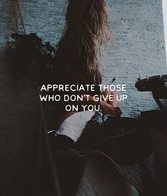 قدردان افرادی که از تو دست نکشیدن باش.
