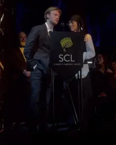 سخنرانی بیلی و فینیاس برای جایزه scl "آهنگ اصلی برجسته بر
