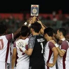 💢 تصویری جالب از احترام بازیکنان عراقی به قرآن