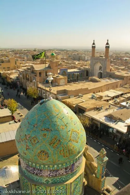 نمایی از خیابان تاریخی بیهق سبزوار. چشم انداز مسجد جامع ا