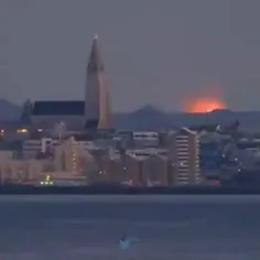 شهری در ایسلند با بکگرندِ آتشفشان!