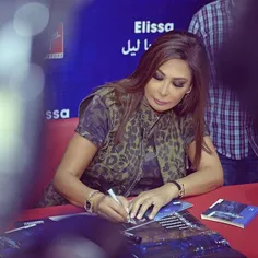 😻   #الیسا برای امضا دادن آلبوم جدیدش برای طرفداراش به ای