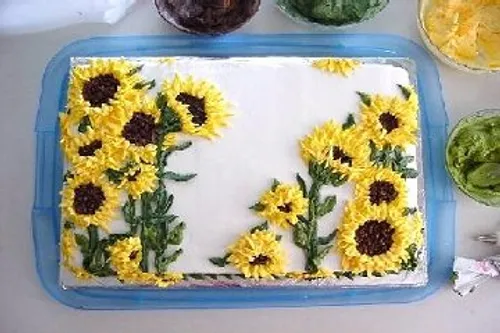 کیک اسفنجی با تزیین خامه