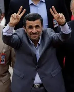 روز پزشک رو به دکتر احمدی‌نژاد هم تبریک می‌گیم که یه تنه 