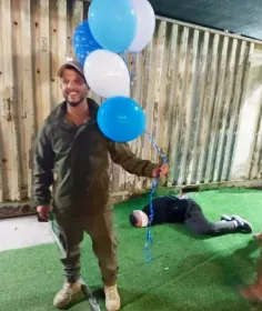 🔴سرباز صهیونیست در کنار یک شهروند گروگان گرفته شده اهل غزه، این‌گونه تولد خود را جشن می گیرد.