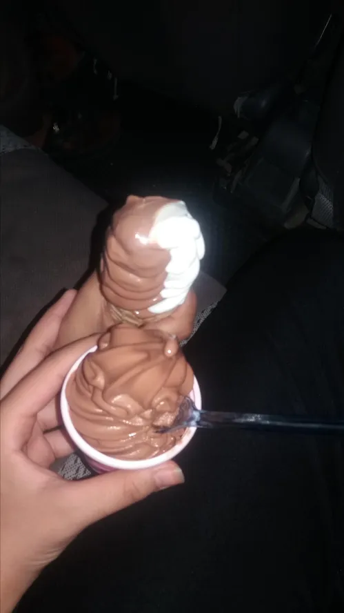اینم از بستنی اخرشب بستنی قیفی لیوانی شکلات لایک ودنبال و