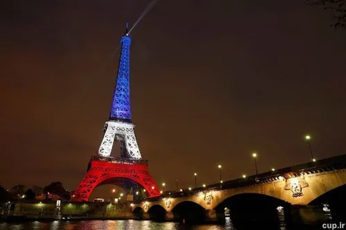 لحظاتی پس از پیروزی فرانسه مقابل آلمان، برج ایفل به رنگ پ