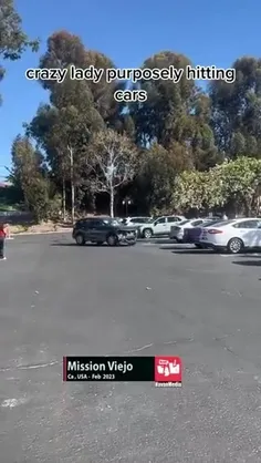 یک خانم در کالیفرنیا قاطی کرده و  داره به همه ماشینهای مر