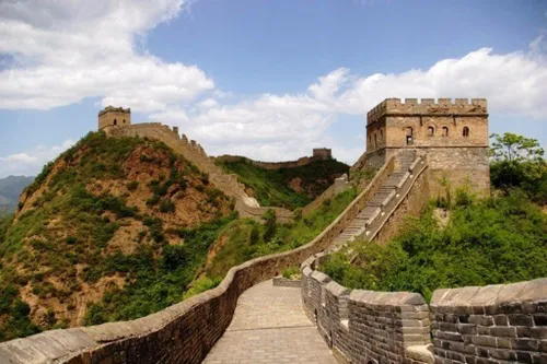 دیوار چین بارها در سال بازسازی می شود، خیلی از آجرهای دیو